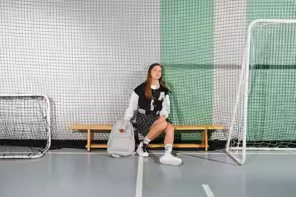 Bancă de vestiar din lemn într-o sală de sport